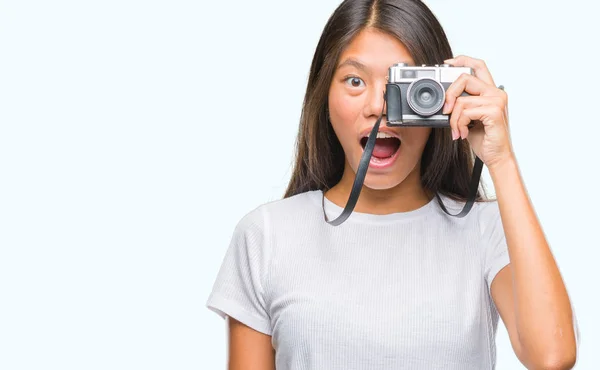 Mladá Asijská Žena Držící Fotoaparát Vintagera Izolované Pozadí Strach Šoku — Stock fotografie
