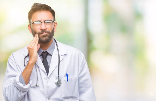 Człowiek Dorosły Hiszpanin Lekarz Białym Tle Dotykając Usta Ręką Bolesne — Zdjęcie stockowe