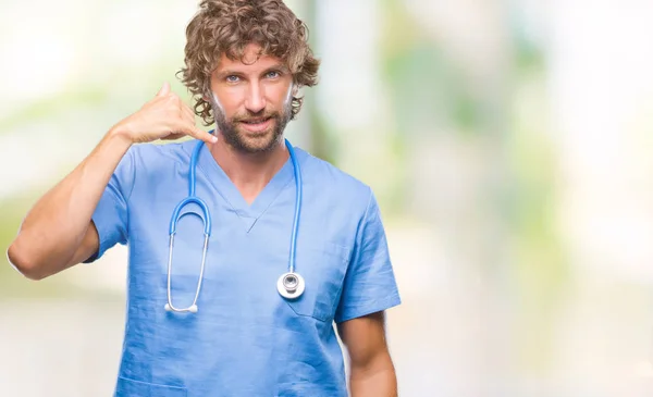英俊的西班牙医生医生人在孤立的背景微笑做电话手势用手和手指像在电话交谈 沟通概念 — 图库照片