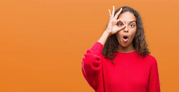 Junge Hispanische Frau Rotem Pullover Tut Geste Schockiert Mit Überraschtem — Stockfoto