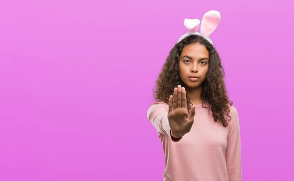 Junge Hispanische Frau Trägt Osterhasenohren Mit Offener Hand Macht Stoppschild — Stockfoto