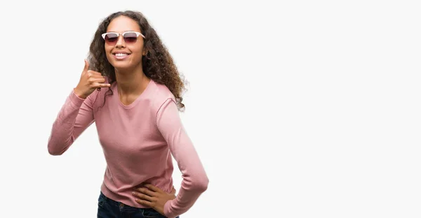 Schöne Junge Hispanische Frau Mit Sonnenbrille Lächelt Und Macht Handygesten — Stockfoto