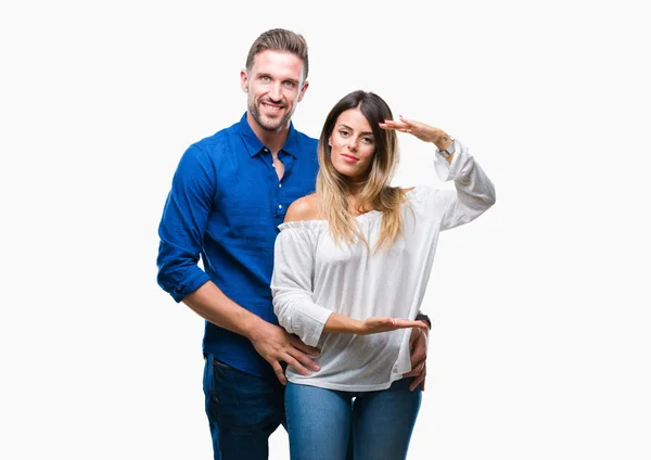年轻夫妇在爱的孤立背景手势与手显示大和大尺寸符号 测量符号 微笑着看着相机 测量概念 — 图库照片