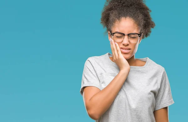 Junge Afroamerikanerin Mit Brille Über Isoliertem Hintergrund Die Mund Und — Stockfoto