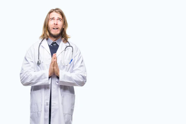 Joven Médico Guapo Con Pelo Largo Sobre Fondo Aislado Mendigando — Foto de Stock