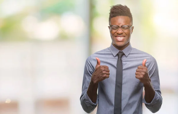 Junger Afrikanisch Amerikanischer Geschäftsmann Mit Isoliertem Hintergrund Der Mit Erhobenen — Stockfoto