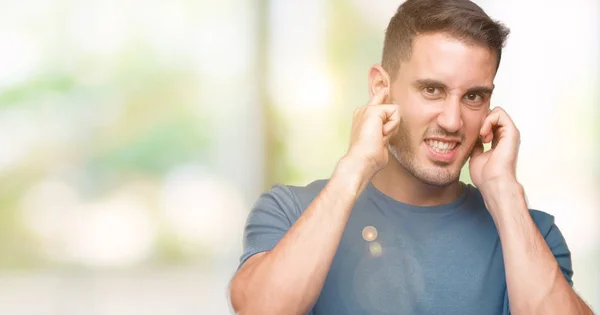 Pohledný Mladý Příležitostné Muž Pokrývající Uši Prsty Otrávený Výraz Pro — Stock fotografie