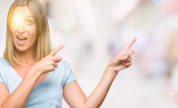 Joven Hermosa Mujer Sobre Fondo Aislado Sonriendo Mirando Cámara Apuntando — Foto de Stock