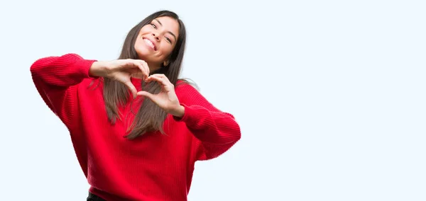 Молода Красива Іспаномовність Червоному Светрі Посміхається Любові Демонструючи Серцевий Символ — стокове фото