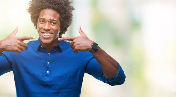 Hombre Afroamericano Sobre Fondo Aislado Sonriendo Confiado Mostrando Señalando Con — Foto de Stock