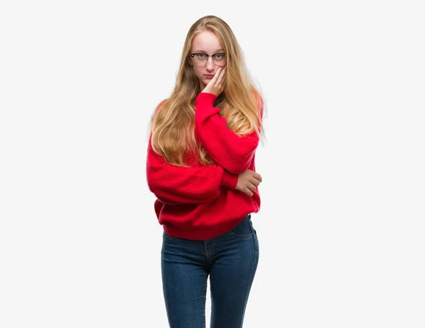 Wanita Remaja Berambut Pirang Mengenakan Sweater Merah Berpikir Tampak Lelah — Stok Foto