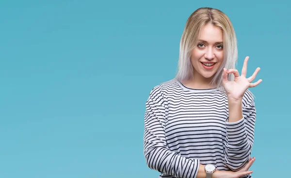 Jovem Mulher Loira Sobre Fundo Isolado Sorrindo Positivo Fazendo Sinal — Fotografia de Stock