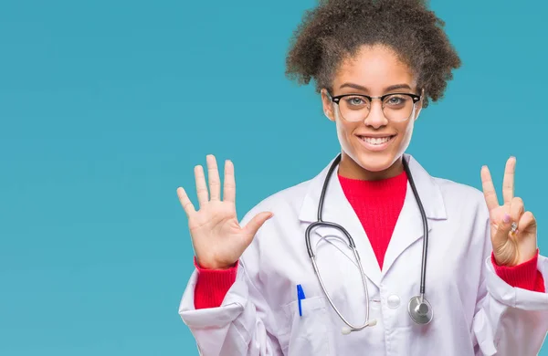 Junge Afroamerikanische Ärztin Über Isoliertem Hintergrund Die Mit Finger Nummer — Stockfoto