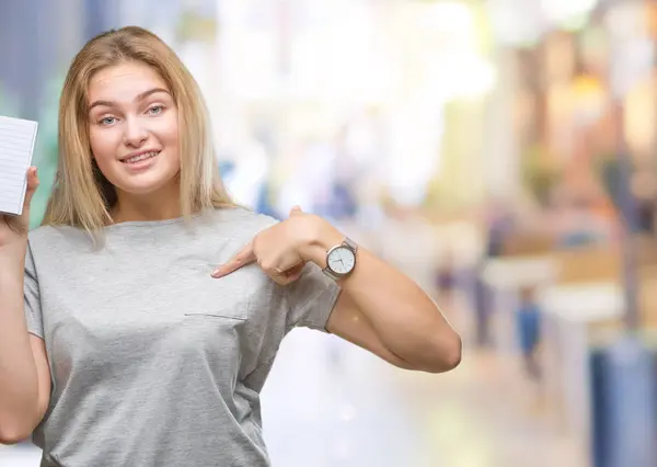 Giovane Donna Caucasica Possesso Notebook Vuoto Sfondo Isolato Con Faccia — Foto Stock