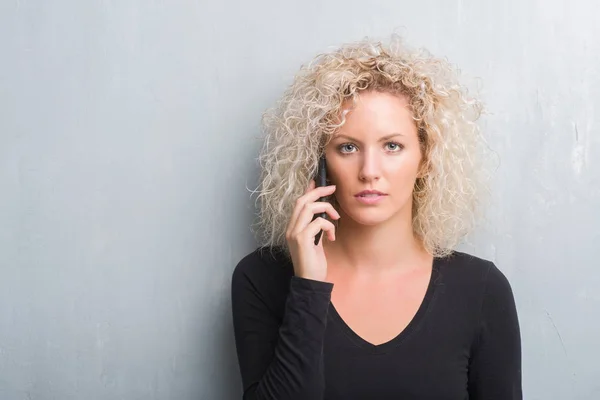 Mujer Rubia Joven Sobre Fondo Gris Grunge Hablando Por Teléfono —  Fotos de Stock