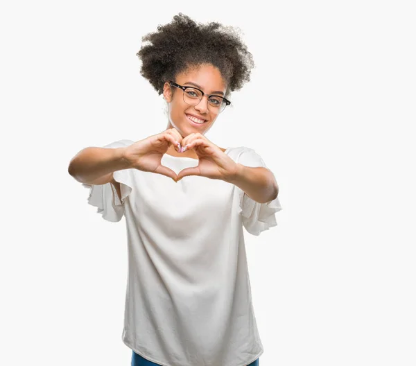 年轻的美国黑人妇女戴着眼镜在孤立的背景下 微笑着用手展示心灵的符号和形状 浪漫理念 — 图库照片