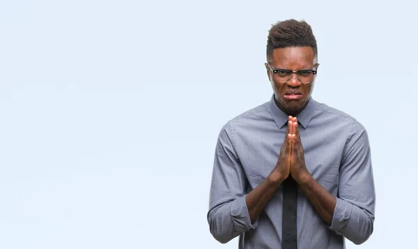 Joven Hombre Negocios Afroamericano Sobre Fondo Aislado Mendigando Rezando Con — Foto de Stock