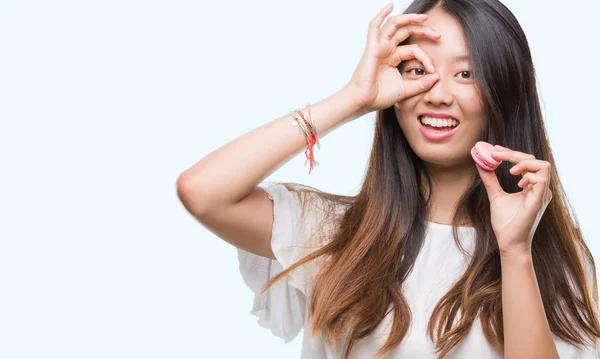 Jonge Aziatische Vrouw Roze Macaron Zoet Eten Geïsoleerde Achtergrond Met — Stockfoto
