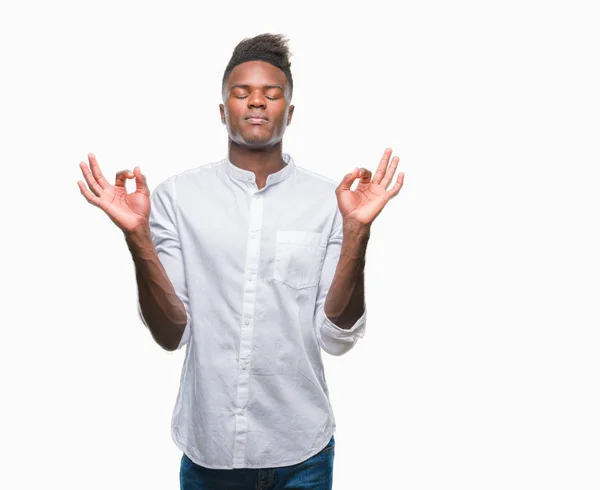 在孤立的背景下 年轻的非洲裔美国人放松和微笑闭上眼睛做冥想手势用手指 瑜伽理念 — 图库照片