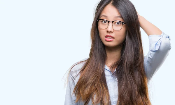 Jonge Aziatische Zakelijke Vrouw Dragen Bril Geïsoleerde Achtergrond Verwarren Vraag — Stockfoto