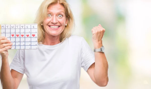 Medelålders Blond Kvinna Håller Menstruation Kalender Ver Isolerade Bakgrunden Skriker — Stockfoto
