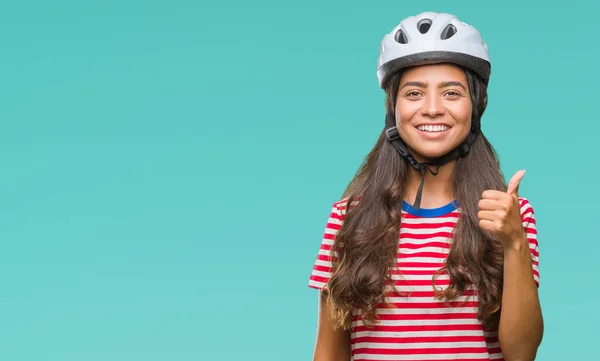 年轻的阿拉伯骑自行车的妇女戴着安全头盔在孤立的背景下做快乐大拇指手势与手 批准表达式看相机与显示成功 — 图库照片