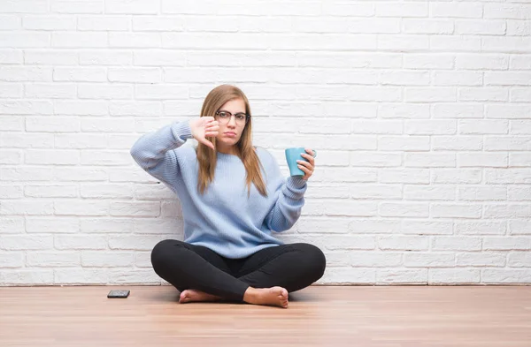 Junge Erwachsene Frau Sitzt Auf Dem Boden Über Weißer Backsteinwand — Stockfoto