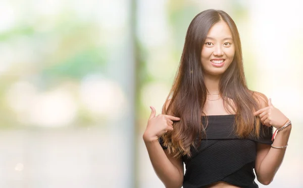 年轻的亚洲妇女在孤立的背景下 脸上露出自信的笑容 用手指自豪和快乐地指着自己 — 图库照片