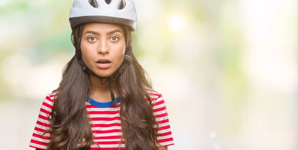 Giovane Araba Ciclista Donna Indossa Casco Sicurezza Sfondo Isolato Paura — Foto Stock