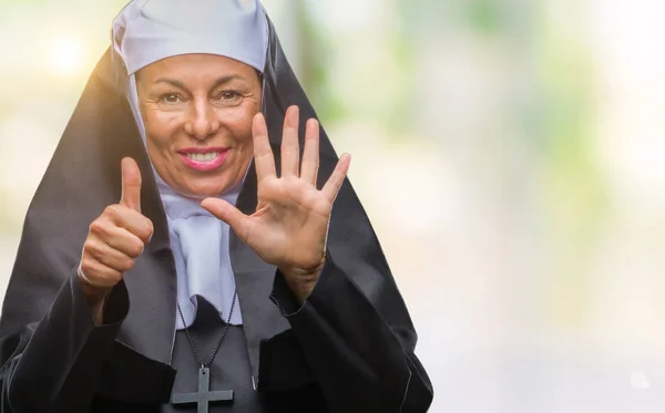 Orta Yaş Üst Düzey Hıristiyan Katolik Rahibe Kadın Gösterilen Parmakları — Stok fotoğraf