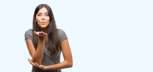 Junge Schöne Hispanische Frau Die Die Kamera Schaut Und Einen — Stockfoto