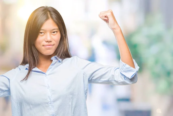 Jovem Mulher Negócios Asiática Sobre Fundo Isolado Mostrando Braços Músculos — Fotografia de Stock