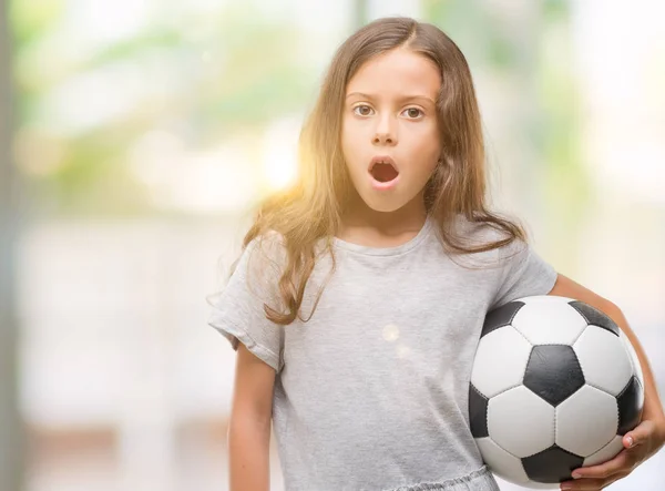 Esmer Latin Kız Futbol Futbol Topu Bir Sürpriz Yüz Korkuyor — Stok fotoğraf