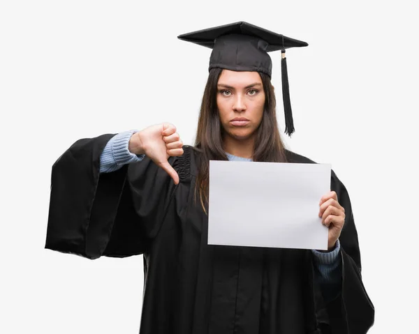 怒った顔 ダウン親指で嫌悪感を示すマイナス記号 拒絶反応の概念と卒業証書は紙を開いて若いヒスパニック女性着て卒業制服 — ストック写真