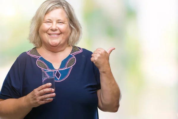 Senior Velikost Kavkazský Žena Pít Sklenici Vody Nad Samostatný Pozadí — Stock fotografie