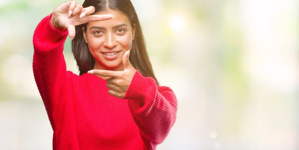 Giovane Bella Donna Araba Indossa Maglione Invernale Sfondo Isolato Sorridente — Foto Stock