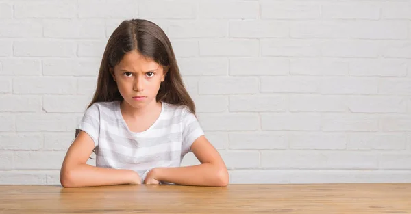 Jonge Latino Jongen Zittend Tafel Thuis Scepticus Nerveus Fronsen Boos — Stockfoto