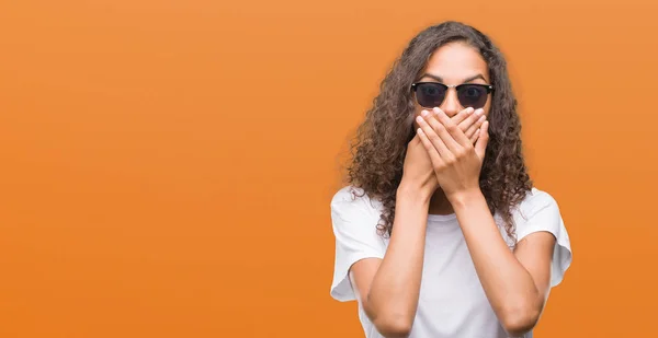 Jonge Spaanse Vrouw Dragen Van Een Zonnebril Geschokt Mond Met — Stockfoto