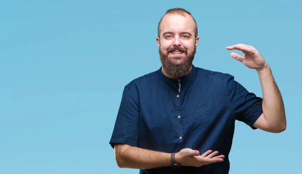 Young Caucasian Hipster Man Isolated Background Gesturing Hands Showing Big — Stock Photo, Image