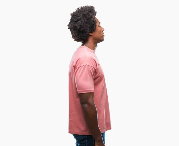 Αφρο Αμερικανικό Άνθρωπος Πέρα Από Απομονωμένο Υπόβαθρο Ψάχνει Πλευρά Χαλαρώστε — Φωτογραφία Αρχείου