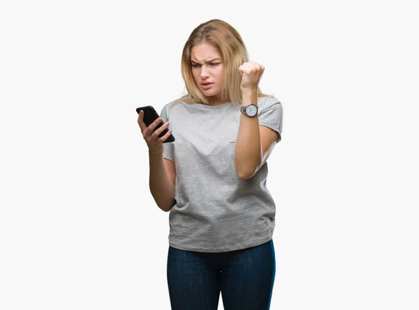 年轻的白种人妇女发送消息使用智能手机在孤立的背景恼火和沮丧的叫喊与愤怒 疯狂和吆喝举手 愤怒的概念 — 图库照片