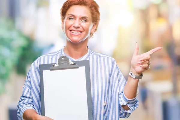 Senior Kaukasische Geschäftsfrau Hält Klemmbrett Über Isoliertem Hintergrund Sehr Glücklich — Stockfoto