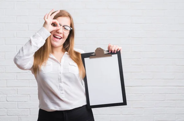 Joven Mujer Negocios Adulta Pie Sobre Pared Ladrillo Blanco Sujetando — Foto de Stock