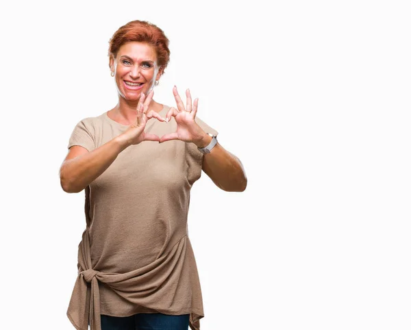 Atrractive Üst Düzey Beyaz Kızıl Saçlı Kadın Kalp Simgesi Elleriyle — Stok fotoğraf