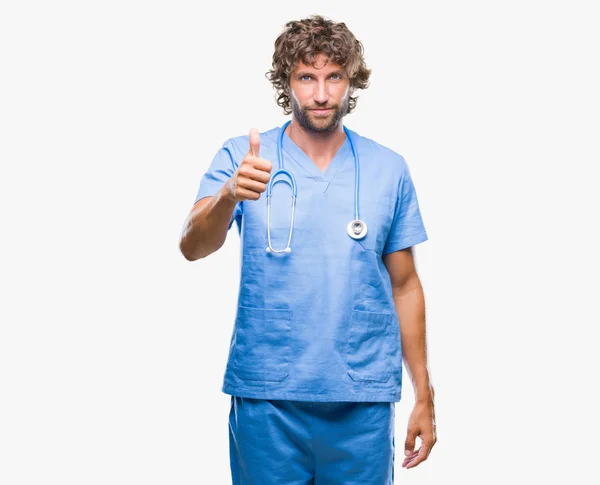 Knappe Hispanic Chirurg Dokter Man Geïsoleerde Achtergrond Gelukkig Duimschroef Opwaarts — Stockfoto