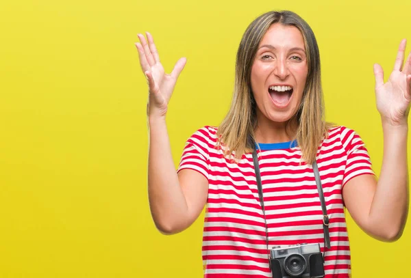 Mooie Jongedame Fotograferen Met Vintage Fotocamera Geïsoleerd Achtergrond Vieren Gek — Stockfoto