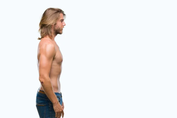 Junge Gut Aussehende Mann Ohne Hemd Mit Langen Haaren Zeigt — Stockfoto