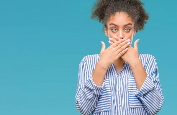 Junge Afroamerikanerin Über Isolierten Hintergrund Schockiert Mund Mit Den Händen — Stockfoto