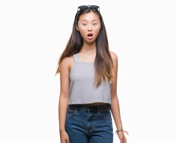 Junge Asiatische Frau Mit Sonnenbrille Über Isoliertem Hintergrund Ängstlich Und — Stockfoto
