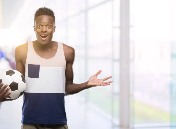Молодий Афроамериканець Людиною Проведення Футбол Футбольний Дуже Щасливий Схвильований Переможець — стокове фото